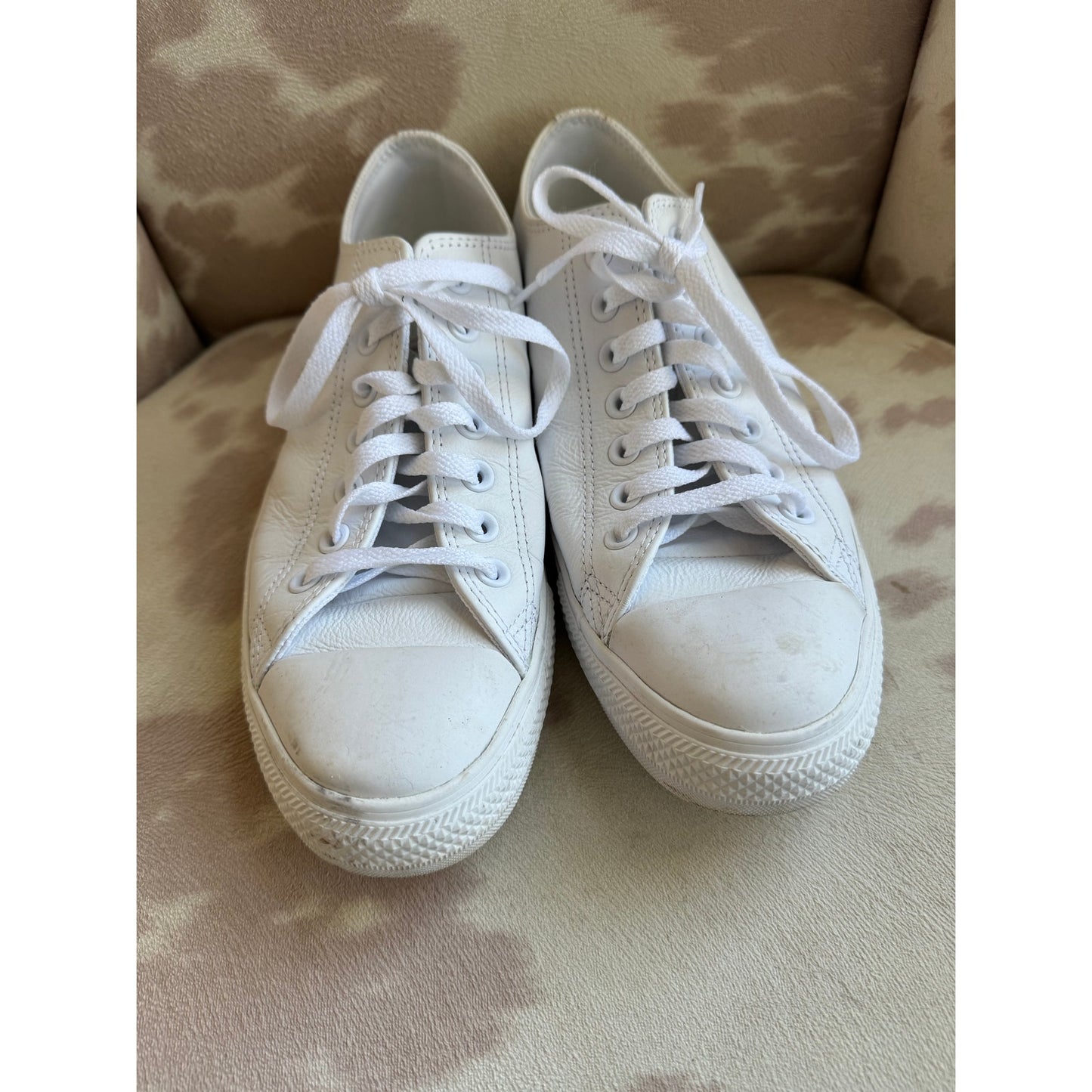 Converse Women’s Chuck’s 10.5M White Leather Worn Once