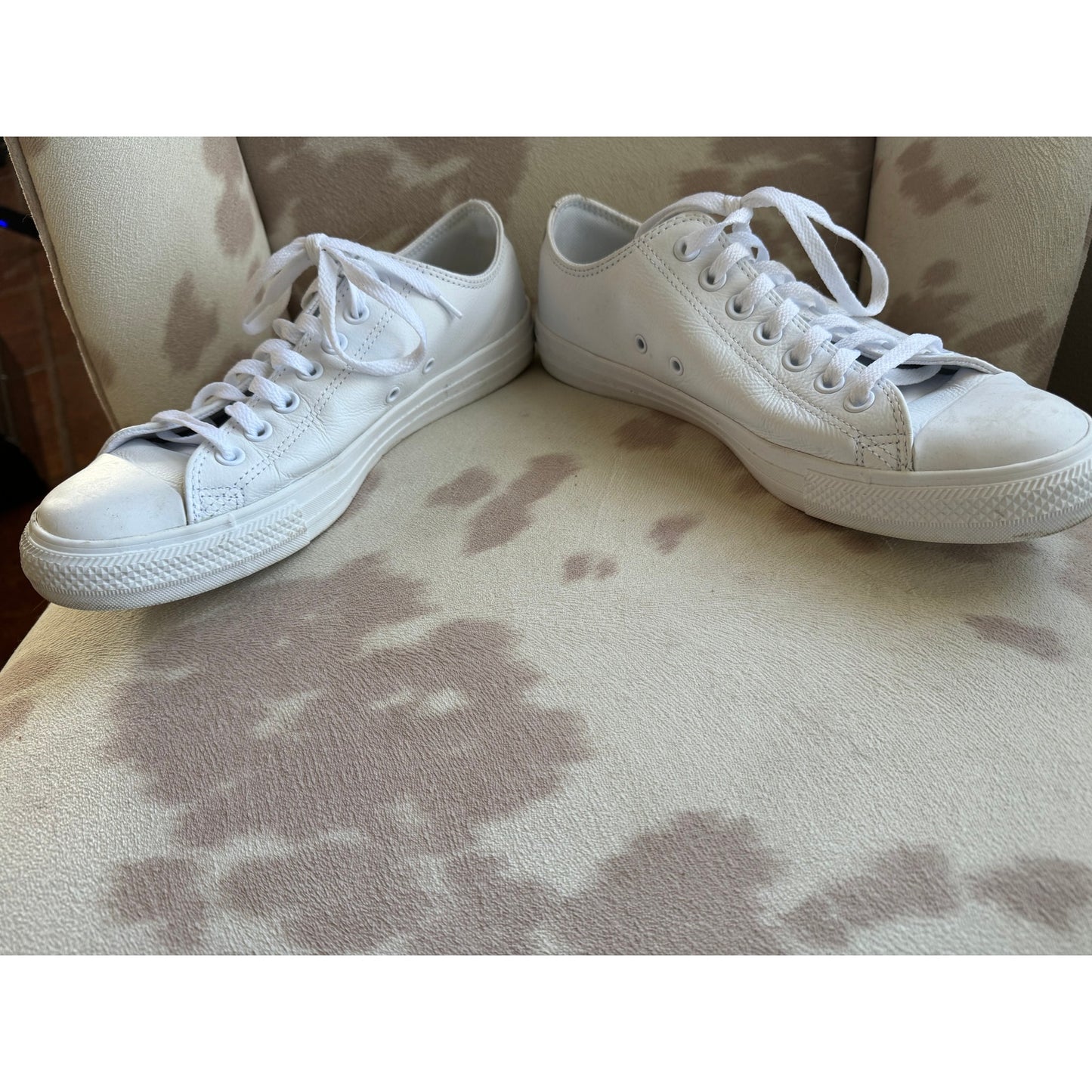 Converse Women’s Chuck’s 10.5M White Leather Worn Once