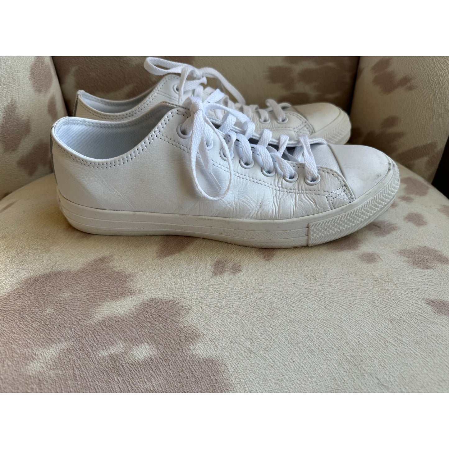 Converse Women’s Chuck’s 10.5M White Leather Worn Once