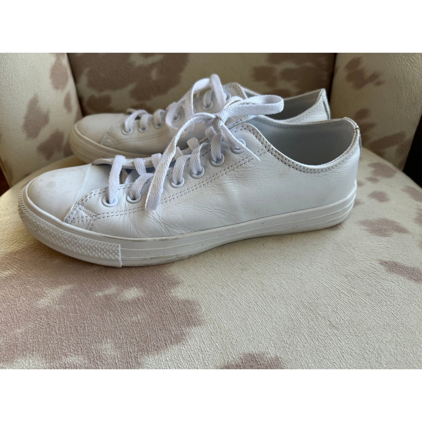 Converse Women’s Chuck’s 10.5M White Leather Worn Once