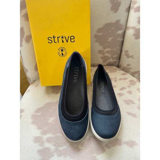 Strive Women’s Hampton Navy 7.5 M with Box